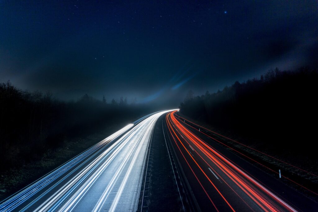 Auto op snelweg - beginnend bestuurder leert veilig rijden op snelwegen met praktische tips.