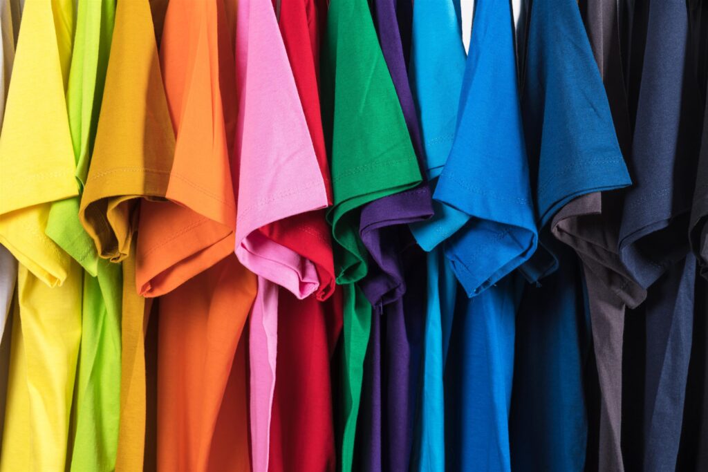 Een persoon met een eigen design op een T-shirt laten maken, demonstreert de mogelijkheden voor unieke en persoonlijke kledin