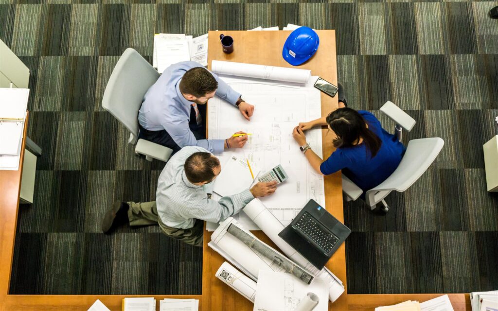 Manager in gesprek met teamleden - e-learning voor het ontwikkelen van managementvaardigheden en effectief leiderschap