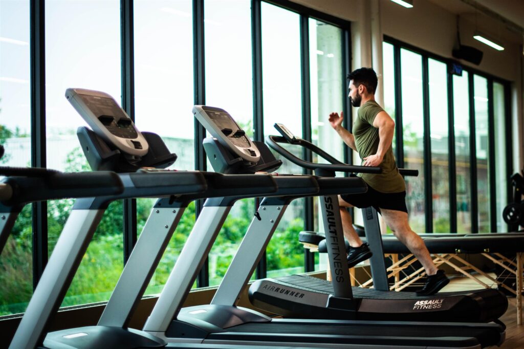 Man die traint voor een gezond lichaam en gezonde geest door beweging en fitness