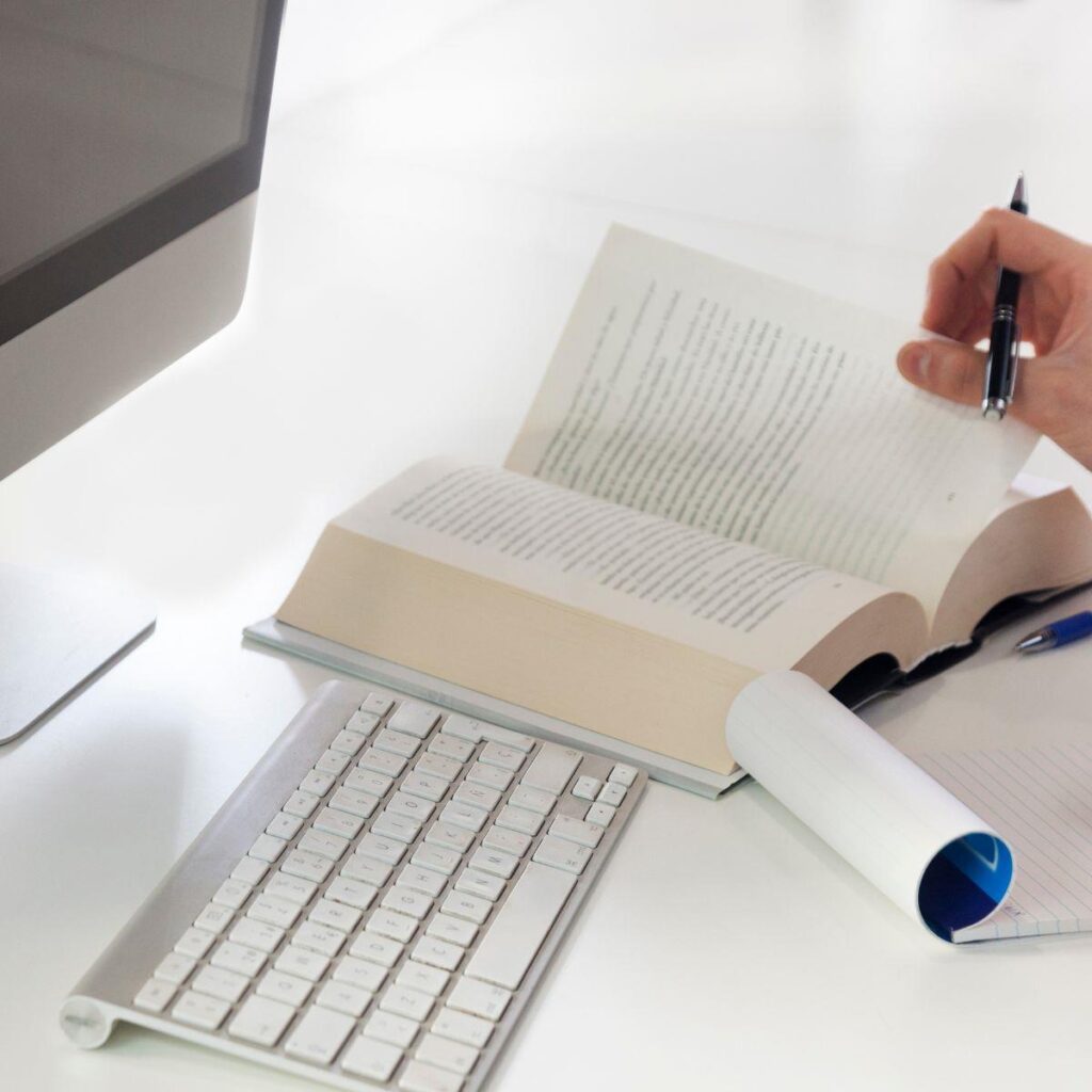Professionele beëdigde vertaler aan het werk met officiële documenten en juridische teksten voor nauwkeurige vertalingen
