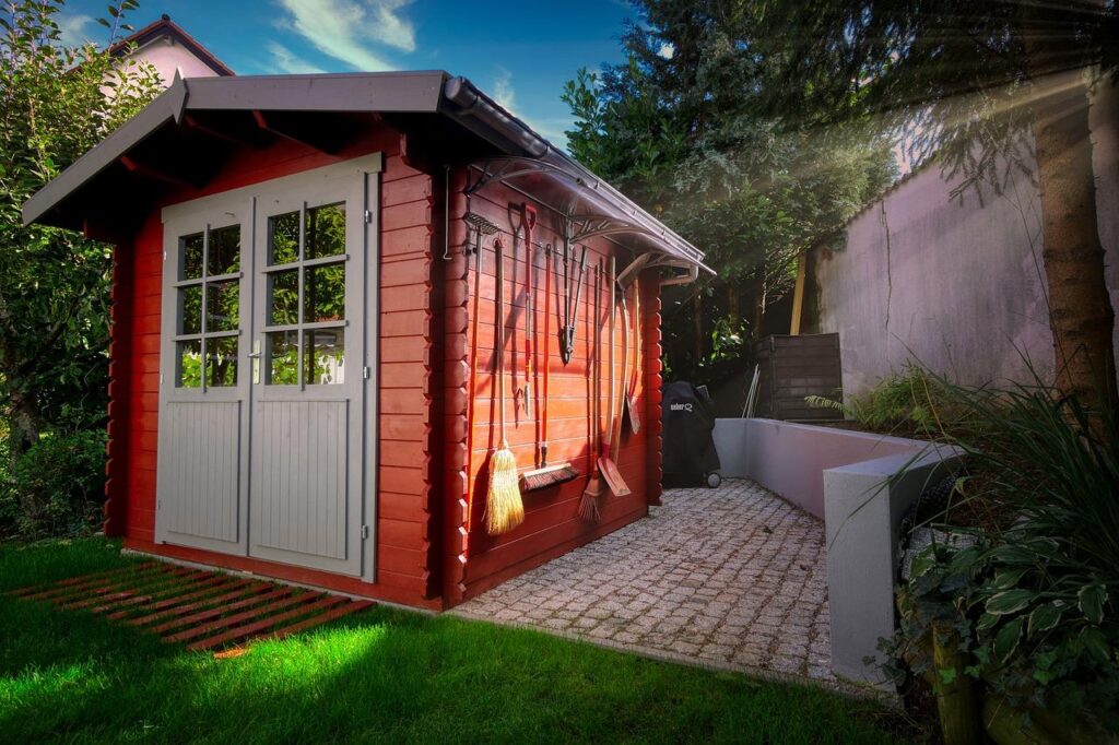 Houten blokhut met veranda in een groene tuin, perfect voor ontspanning en hobby's