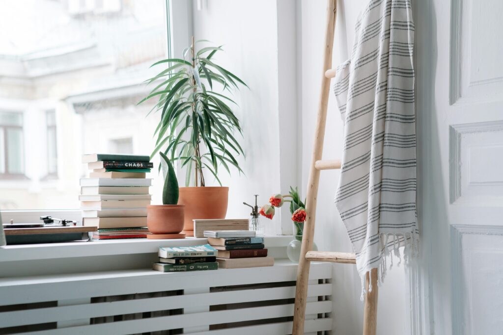Infrarood verwarming panel die warmte uitstraalt in een modern woonkamer interieur