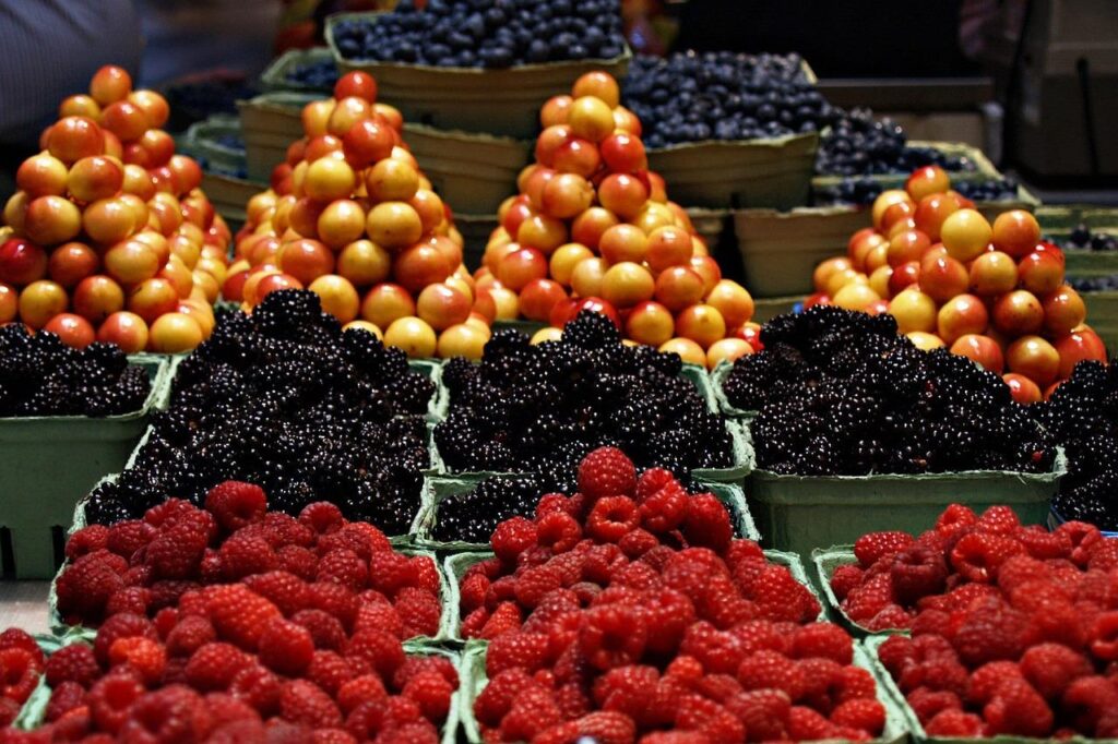 Bezoekers zoeken naar vintage schatten op Rommelmarkt Oss met kleurrijke kraampjes vol antieke meubels en retro items