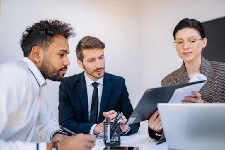 Arbeidsconflicten sneller oplossen: mediator begeleidt twee collega's in constructief gesprek over samenwerking